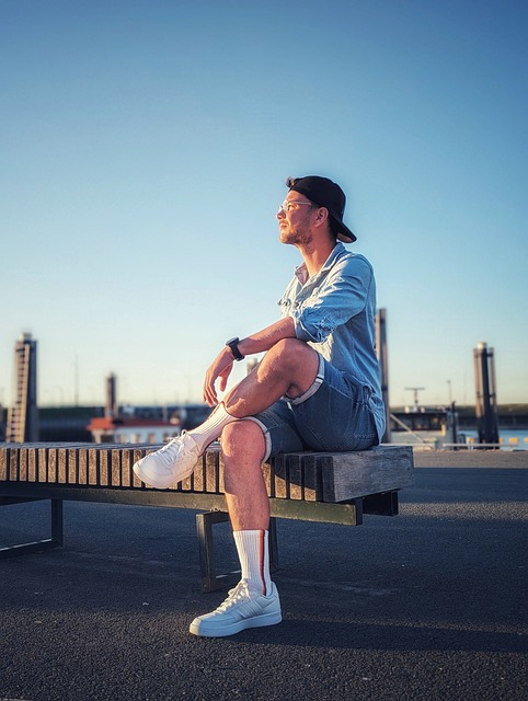 而反对者则 而反对者则